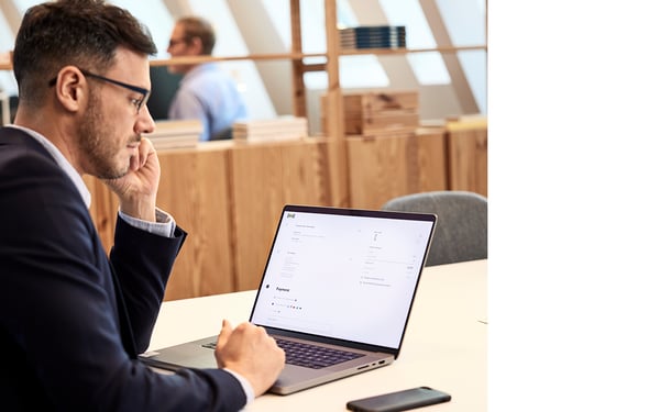 Ein IKEA for Business Kunde sitzt vor einem Laptop und ist auf der IKEA Website.