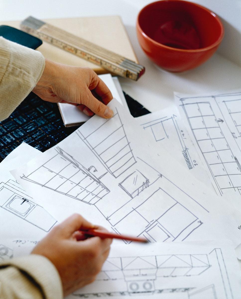 Ein IKEA Küchenplaner zeichnet und plant eine Küche. 