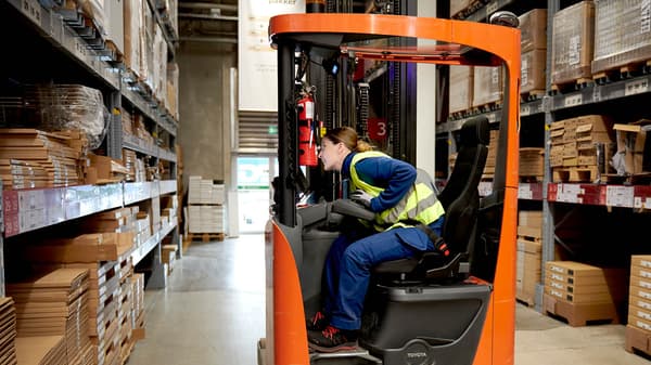 Ein IKEA Lehrling zur Bertiebslogistikkauffrau im Stapler