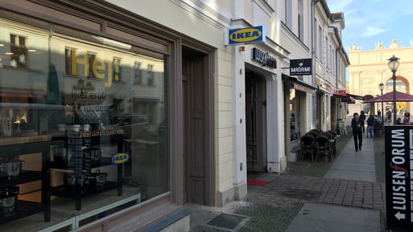 Ein IKEA Planungsstudio im Luisenforum, in der Fensterscheibe spiegelt sich die Straße gegenüber und man kann die Begrüßung Hej! lesen.