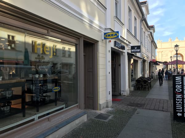Ein IKEA Planungsstudio im Luisenforum, in der Fensterscheibe spiegelt sich die Straße gegenüber und man kann die Begrüßung Hej! lesen.