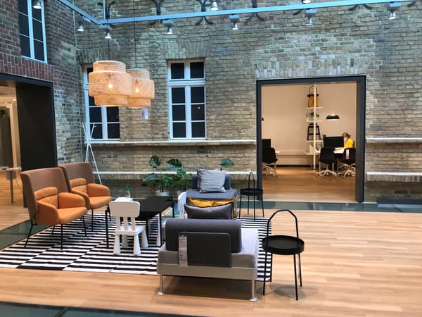 Ein IKEA Planungsstudio von Innen, eine Variation an Sitzmöglichkeiten sind vor einer Mauerwand positioniert.