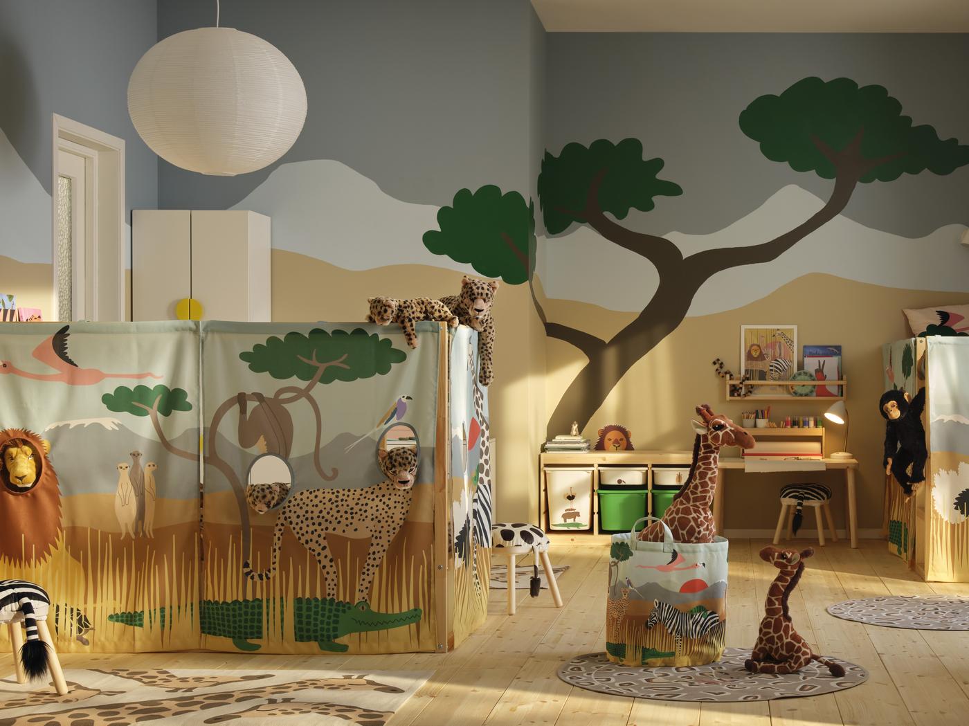 Ein Kinderzimmer mit vielen Stofftieren der afrikanischen Savanne, Giraffen, Zebras, Erdmännchen etc. 