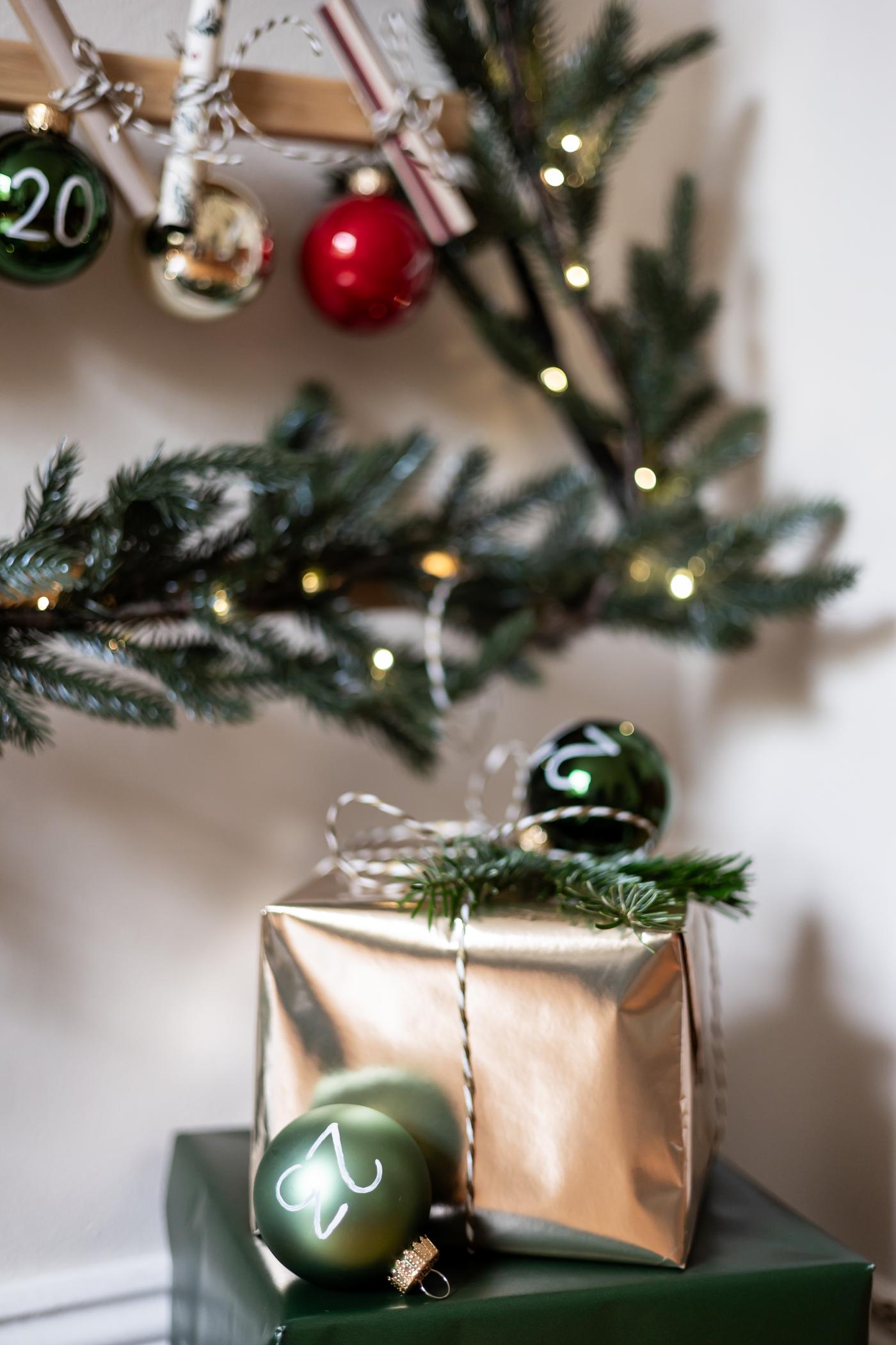 Ein kleines Geschenkpäckchen in goldenem Geschenkpapier verpackt.