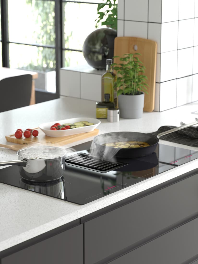 Ein Kochfeld mit Dunstabzug.