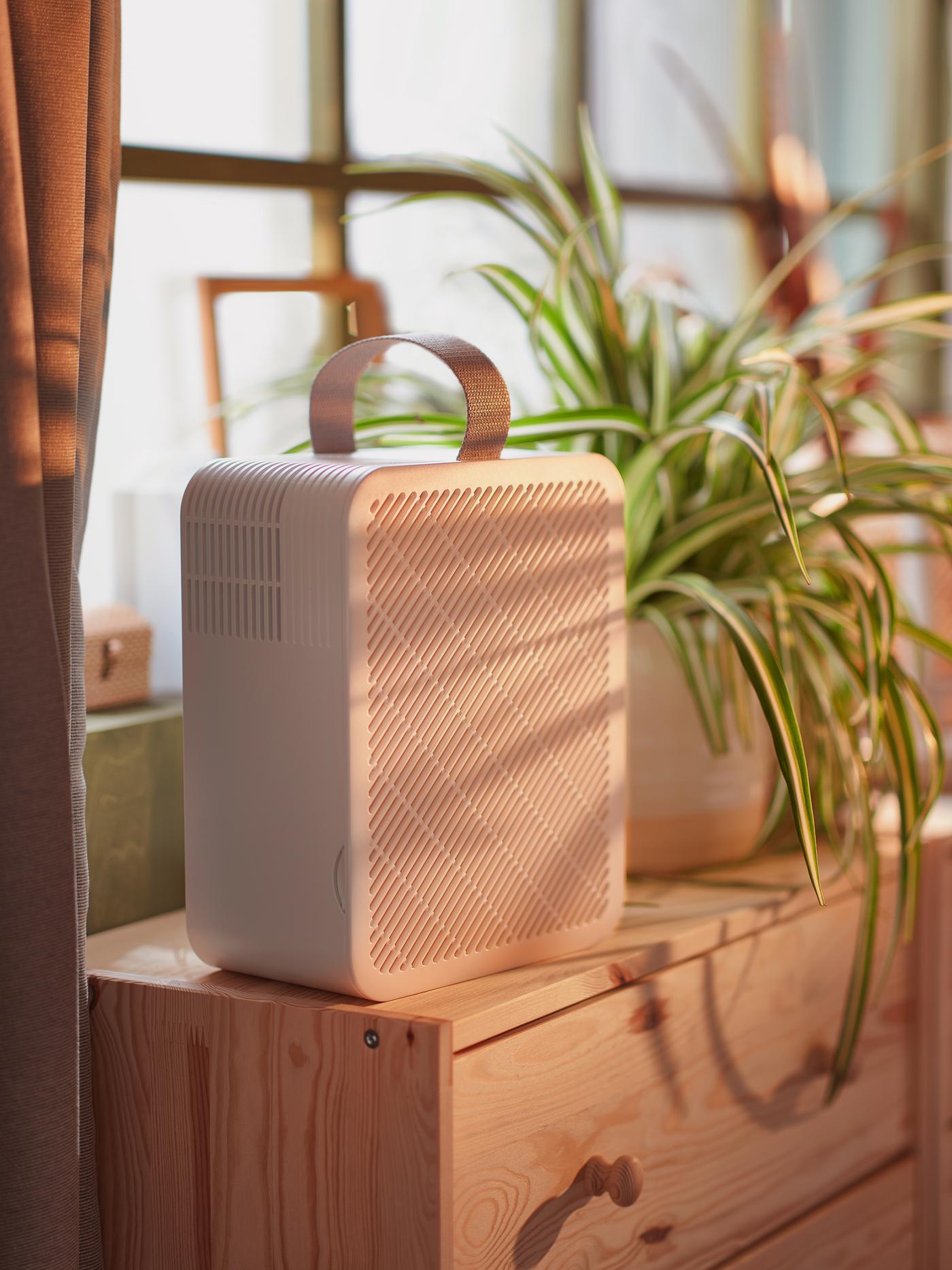 Ein Luftfilter steht in einem Schlafzimmer