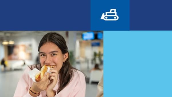 Ein Mädchen genießt einen Hotdog während des Restaurant Umbaus in Salzburg