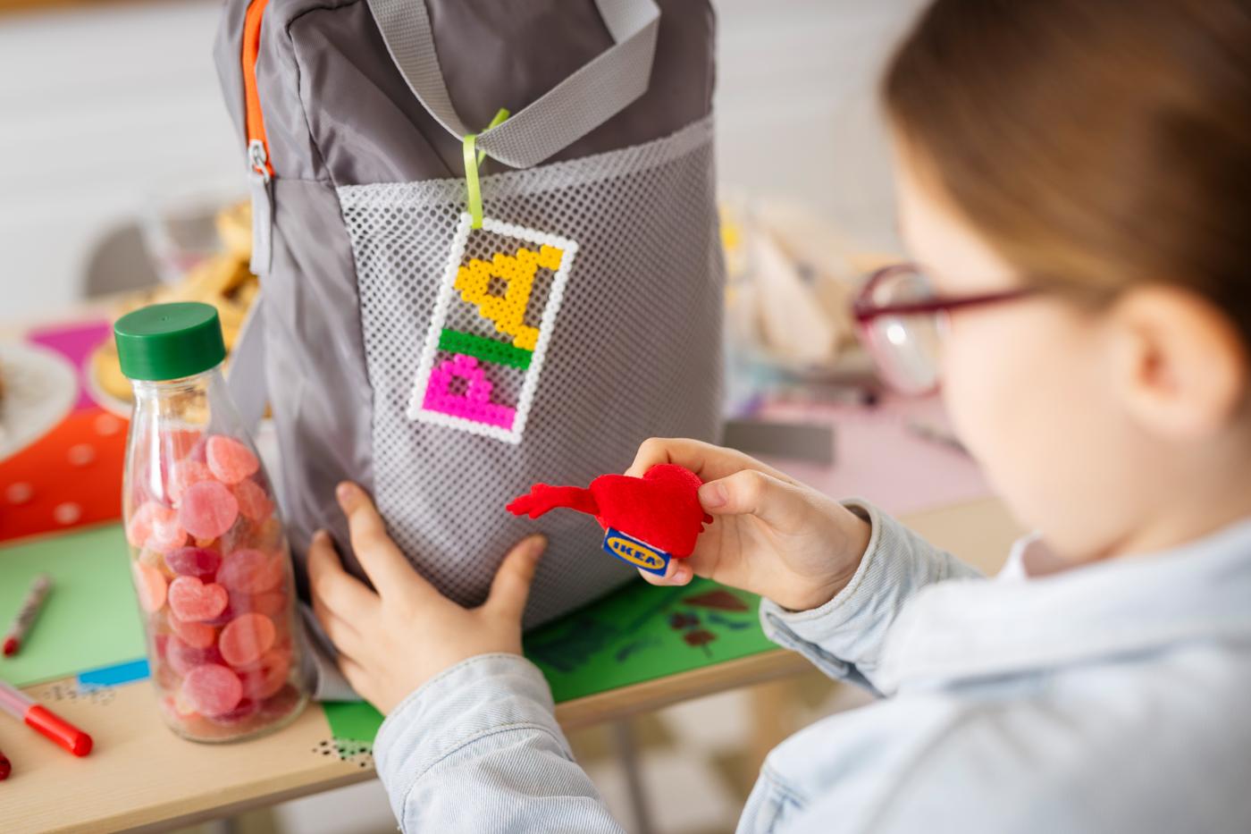Ein Mädchen packt den Rucksack aus, den sie als Gastgeschenk bekommen hat. 