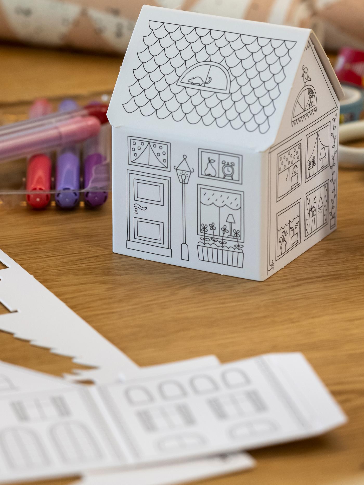 Ein MALA Papierhäuschen zum Bemalen.