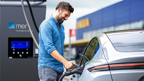 Ein Mann lädt sein Elektroauto vor einem der 54 IKEA Einrichtungshäuser in Deutschland.