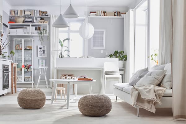 Ein mit größtenteils weißen IKEA Möbeln eingerichtetes Zimmer.