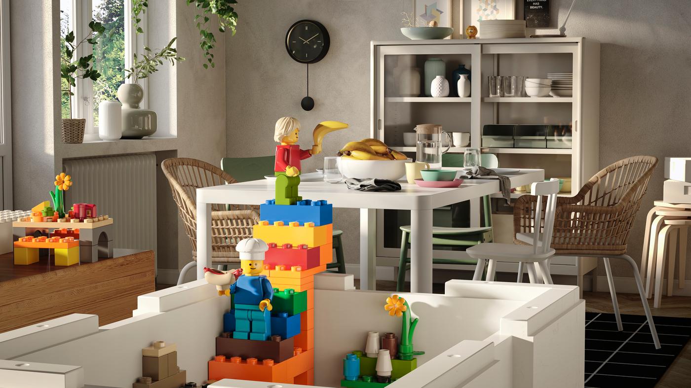 Ein mit IKEA Möbeln eingerichtetes Wohnzimmer und eine große Kiste mit LEGO im Vordergrund.