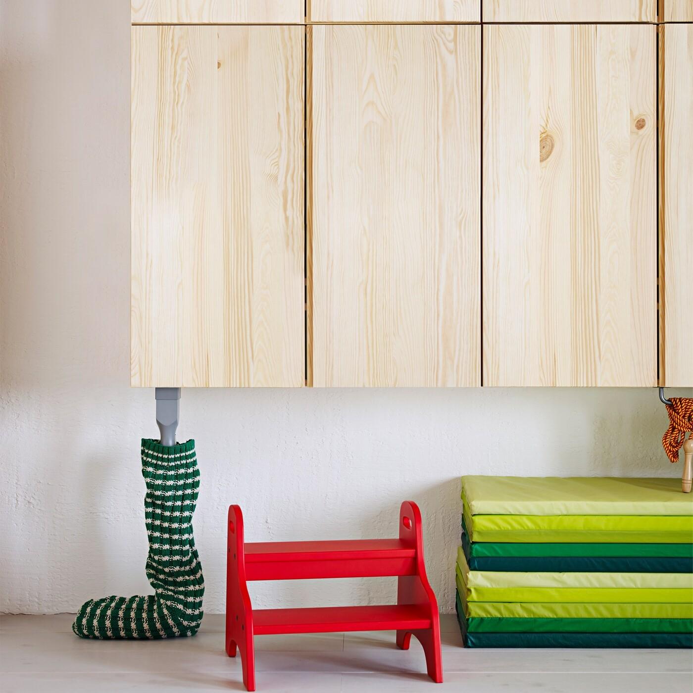 Ein niedrig platzierter IVAR Schrank an einer Wand. Ideal, um von Kindern als Puppenhaus genutzt zu werden.