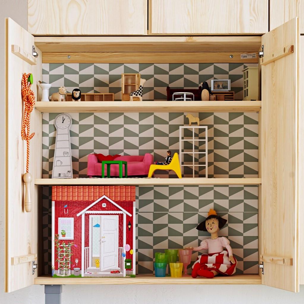Ein niedrig platzierter IVAR Schrank Kiefer an einer Wand. Ideal, um von Kindern als Puppenhaus genutzt zu werden.