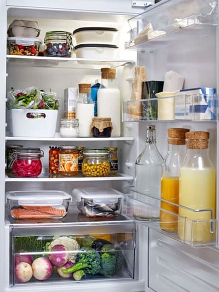 Ein offener Kühlschrank.