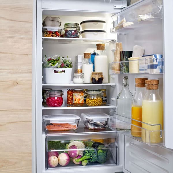 Ein offener Kühlschrank, der mit vielen Lebensmitteln gefüllt ist