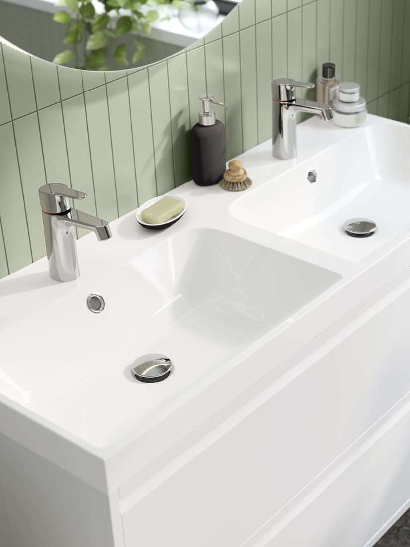 Ein ORRSJÖN Doppelwaschbecken.