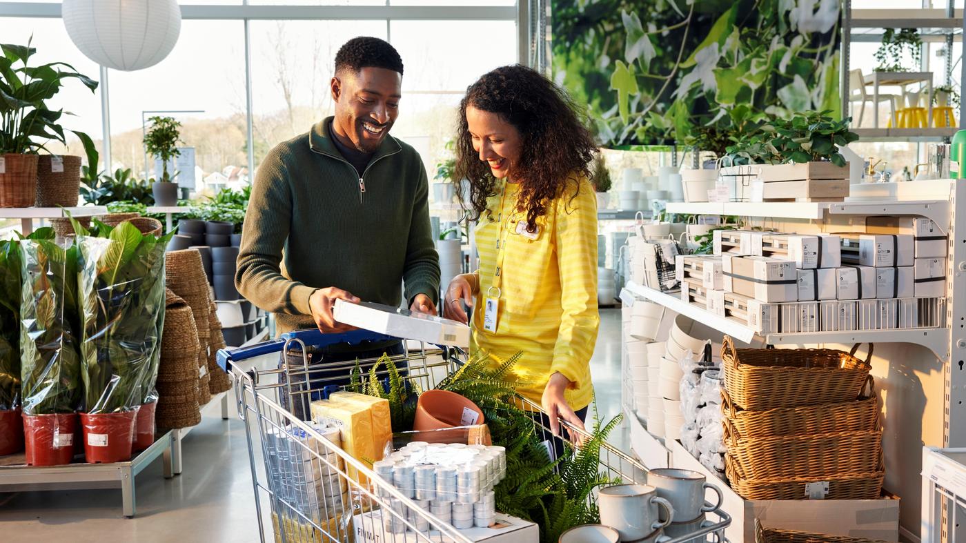 Ein Paar kauft bei IKEA ein.