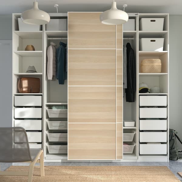 https://www.ikea.com/images/ein-planer-mit-dem-du-deinen-ganz-eigenen-pax-kleiderschrank-1fc5f99044bfc6f85d606f33802504b6.jpg?f=s