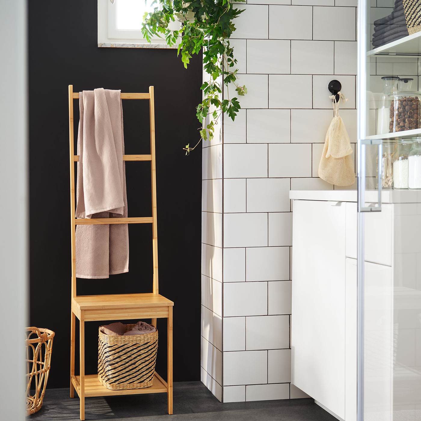 Ein RAGRUND Stuhl mit Handtuchhalter aus Bambus.