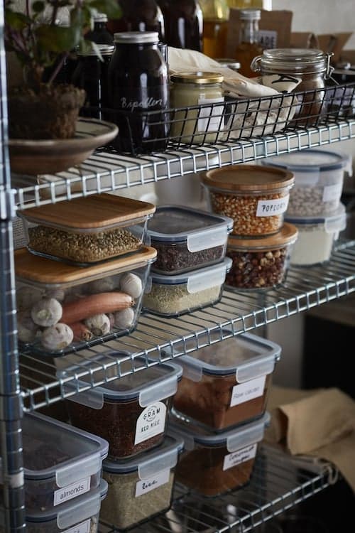 Ein Regal mit Lebensmittel-Aufbewahrung
