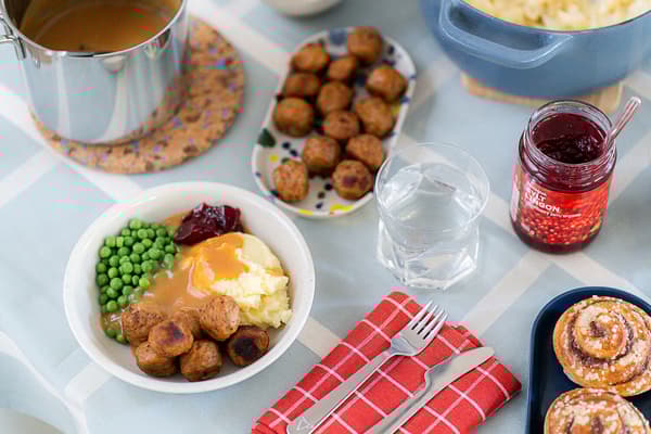 Ein reich gedeckter Tisch mit schwedischen Gerichten.