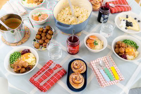 Ein reich gedeckter Tisch mit schwedischen Gerichten.