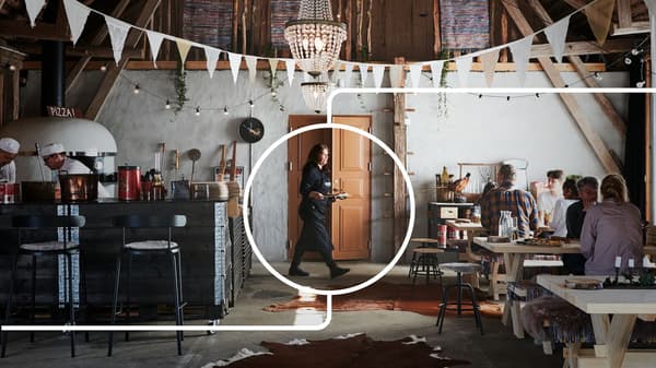 Ein Restaurant mit Gästen an mehreren Tischen und Girlanden an der Decke.