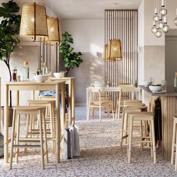 Ein Restaurant mit hellen, warmen Holzmöblen eingerichtet.