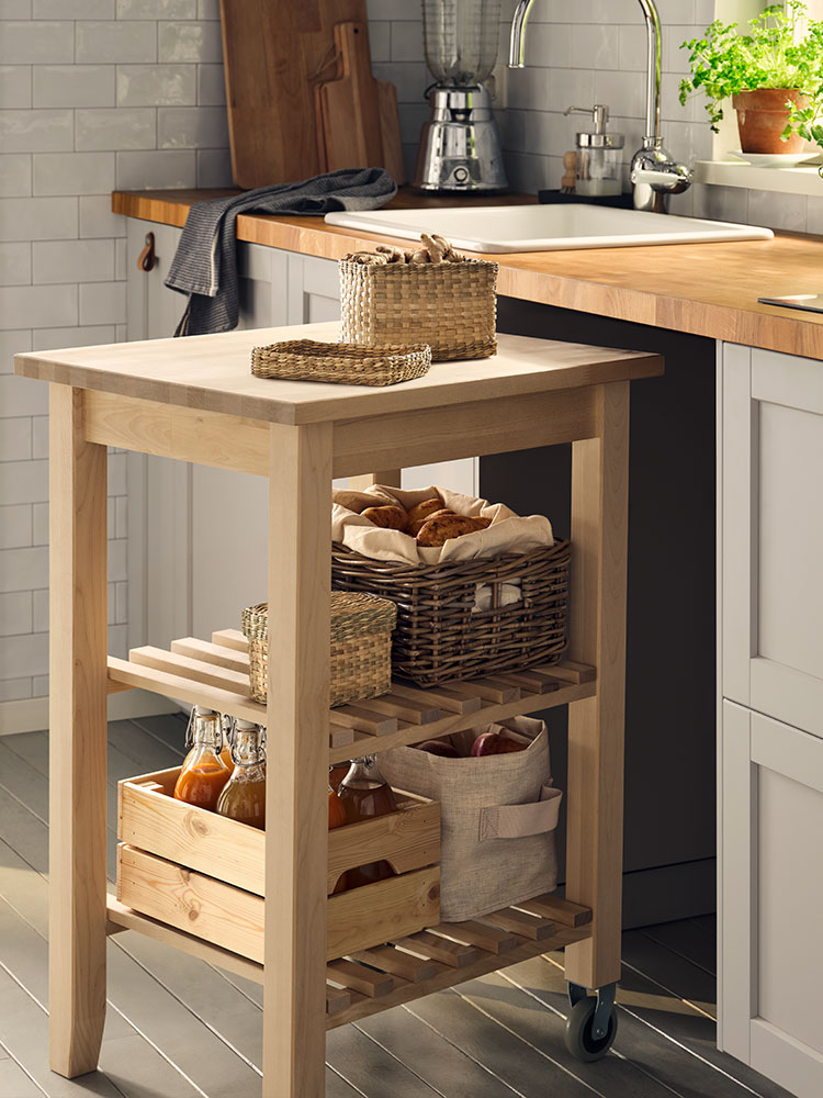 Ein Rollwagen aus Holz, der zusätzlichen Stauraum für Aufbewahrungsbehälter und mehr Arbeitsfläche bietet.