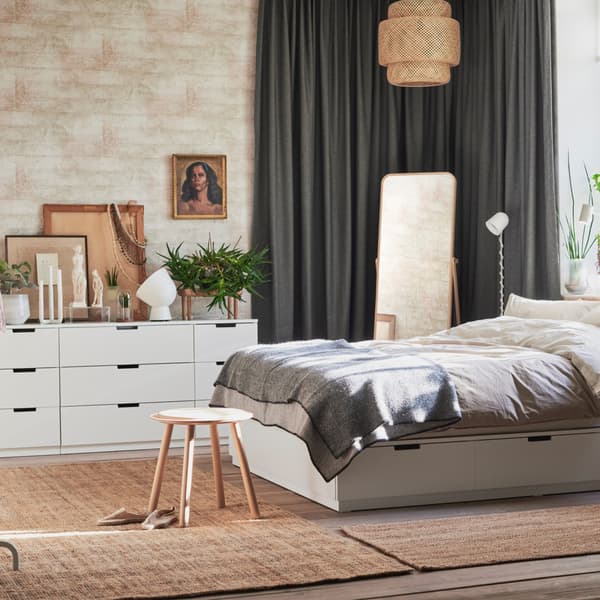 Ein Schlafzimmer mit NORDLI Bettgestell mit Schubladen in Weiß