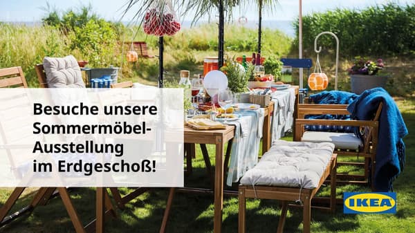 Ein schön gedeckter frühlingshafter Tisch mitten im grünen und dem Text: Besuche unsere Sommermöbelausstellung im Erdgeschoß