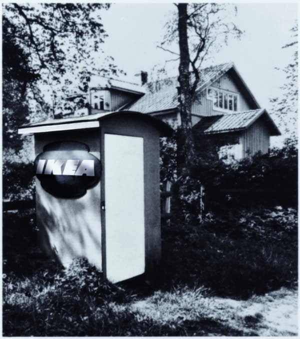 Ein Schuppenauf dem Hof in Elmtaryd mit dem ersten IKEA Logo.
