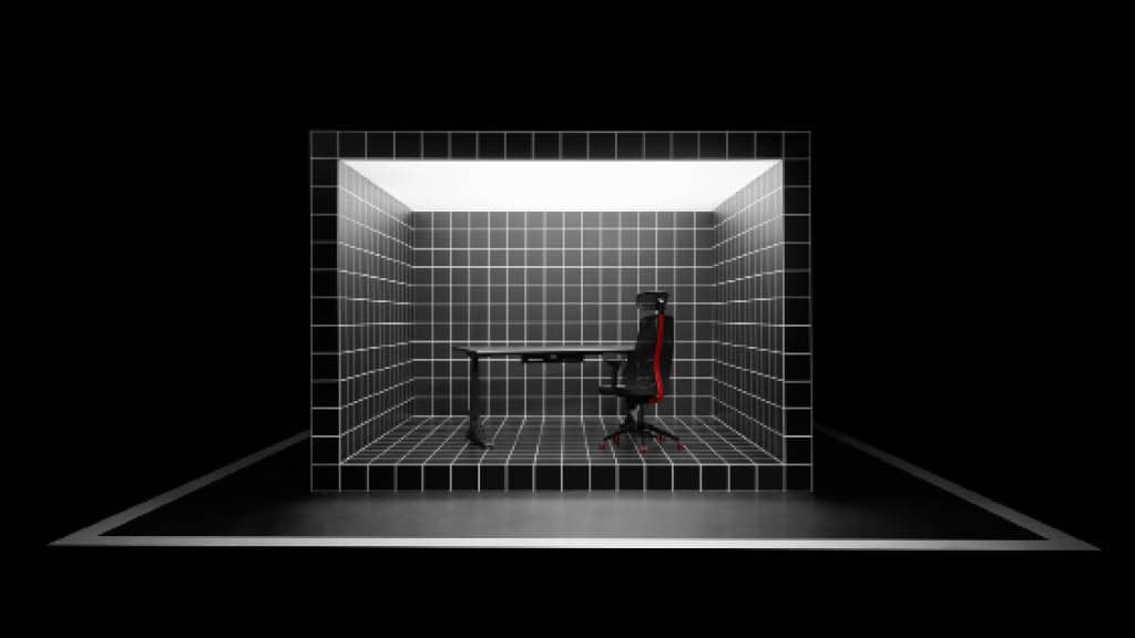 Ein schwarzer Gaming Raum, in dem nur ein Schreibtisch mit Gaming-Stuhl steht.