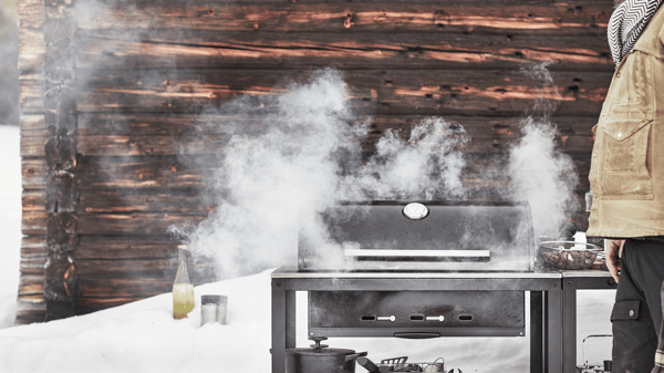 Ein schwarzer/rostfreier Edelstahl-Holzkohlegrill GRILLSKÄR für den Außenbereich