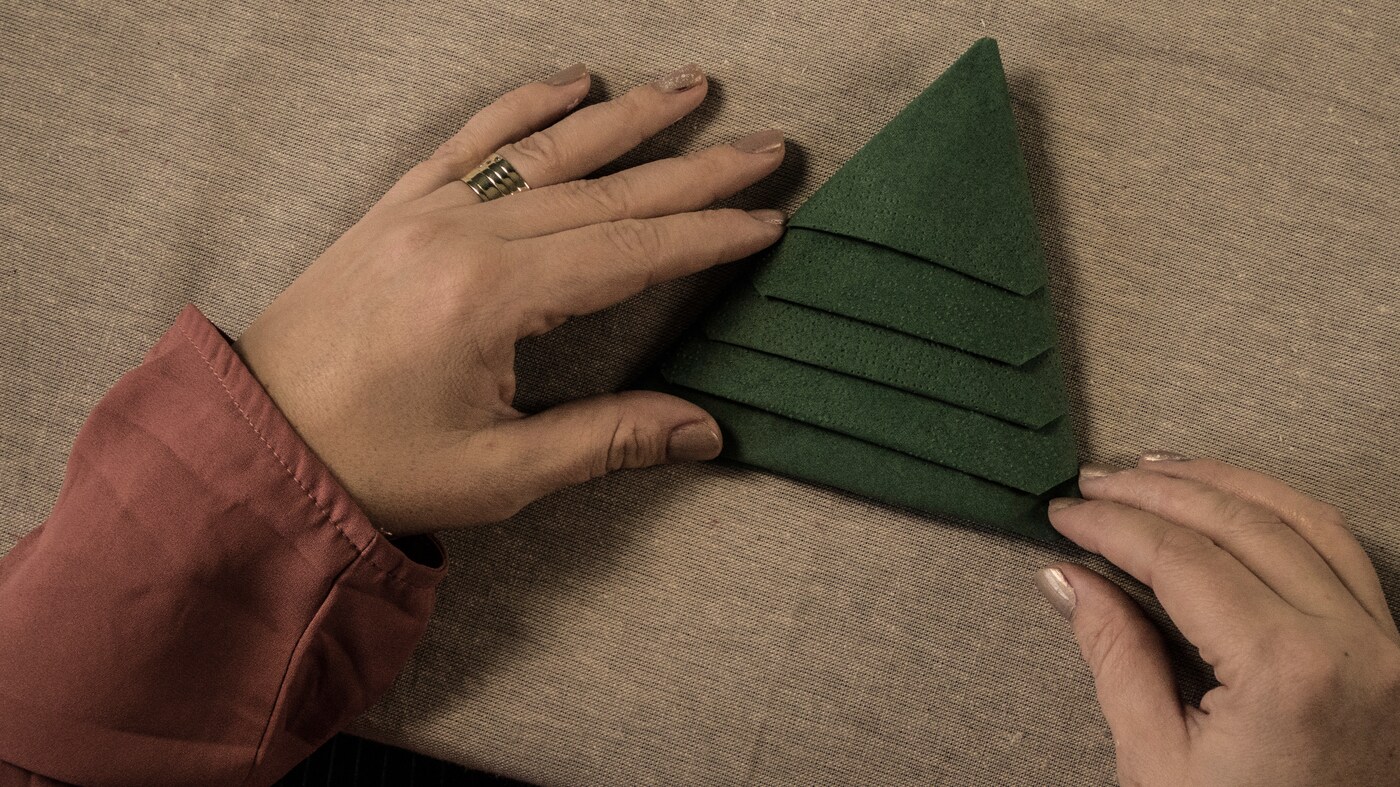 Ein Serviettentisch, der wie ein Weihnachtsbaum aussieht.