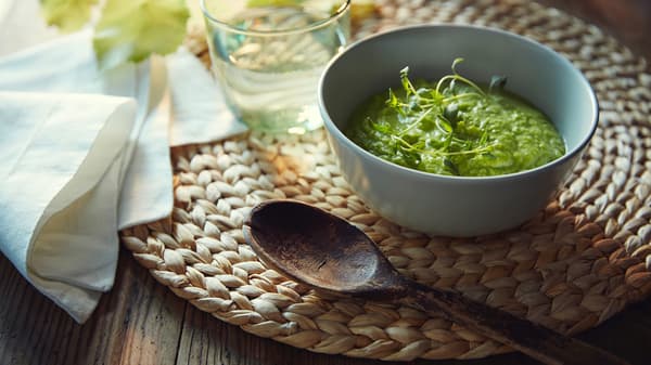 Ein  SOARÉ Tischset steht mit einer kleinen Schüssel auf einem Tisch.