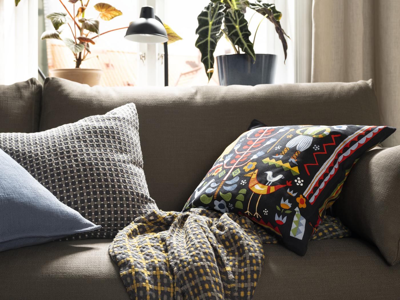 Ein Sofa, mehrere Sofapölster 