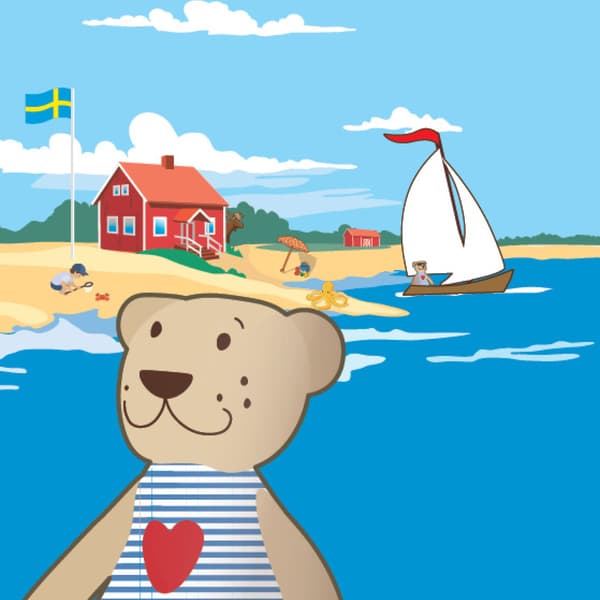 Ein Stoffbär vor einer schwedischen Küstenlandschaft.