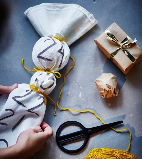 Ein Stoffkalender, in dem Geschenke befestigt werden