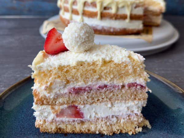 Ein Stück von der Kokos-Erdbeertorte.