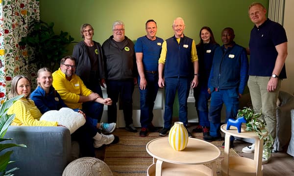 Ein Team von IKEA Kiel und dem Förderkreis für krebskranke Kinder und Jugendliche e.V. sowie der Schirmherr, der ehmelaige Profisportler Patrick Wiencek stehen im neu gestalteten Wohn- und Besprechungsraum.