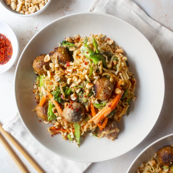 Ein Teller mit veganen Erdnuss-Nudeln mit PLANTBULLAR