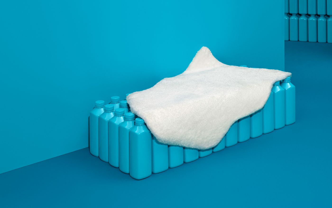 Ein TOFTLUND Teppich liegt auf blauen Plastikflaschen.