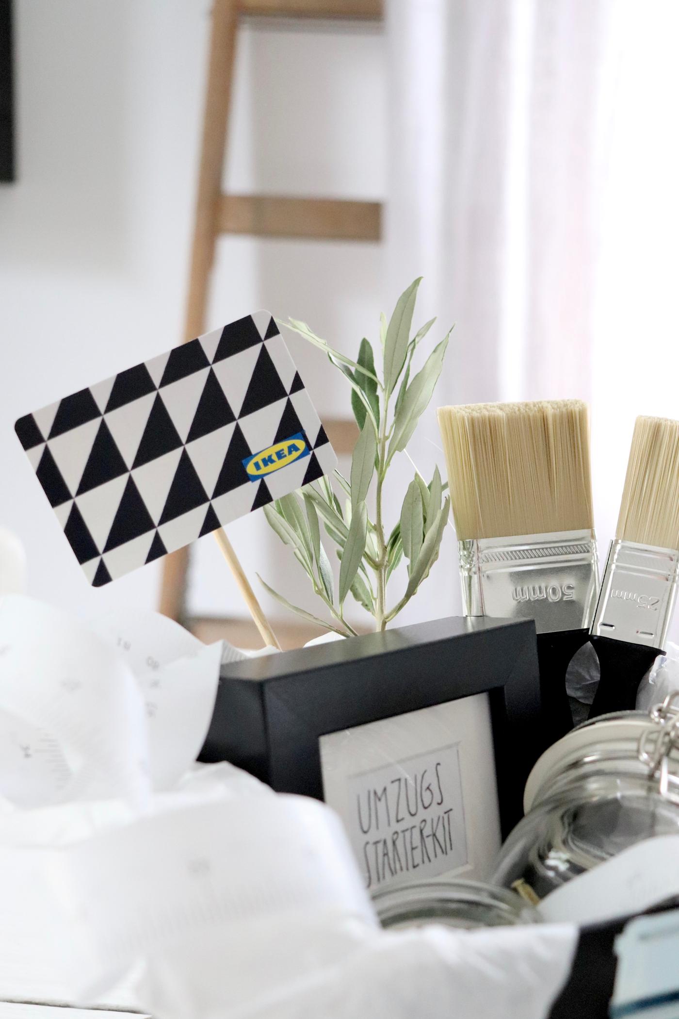 Ein Umzugsgeschenk mit einer IKEA Geschenkkarte.
