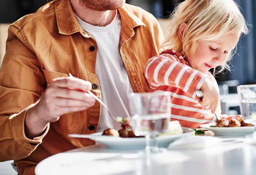 Ein Vater mit Kind beim essen