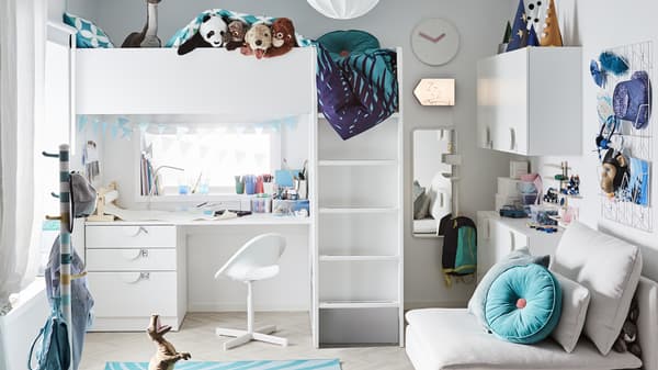 Ein verspieltes Kinderzimmer mit einem weißen Hochbett, unter dem ein Lernbereich eingerichtet wurde. Es sind Dekorationen in Türkis und eine Menge Spielzeug zu sehen.