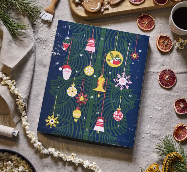 Ein VINTERFINT Adventskalender, der dekoriert auf einem Tisch liegt.