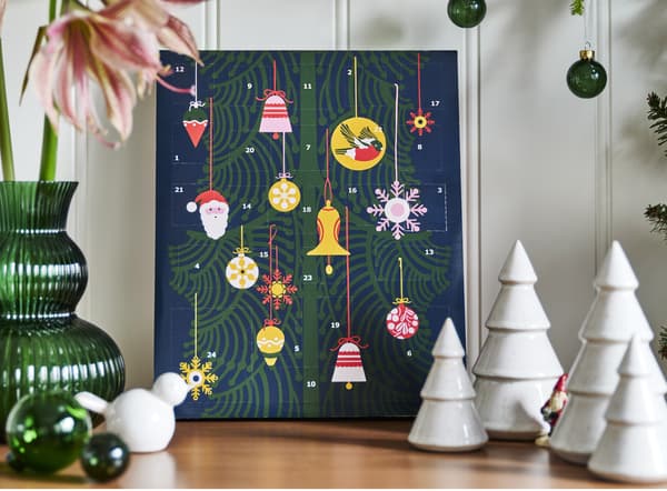 Ein VINTERFINT Adventskalender, der dekoriert auf einem Tisch steht.