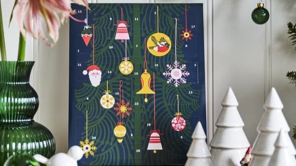 Ein VINTERFINT Adventskalender, der dekoriert auf einem Tisch steht.